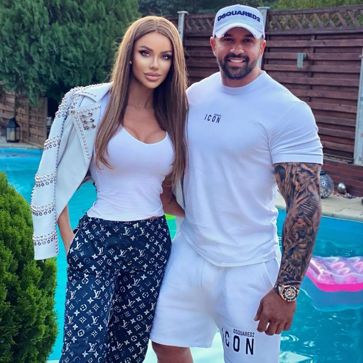 Bianca Drăgușanu și Alex Bodi la piscina.