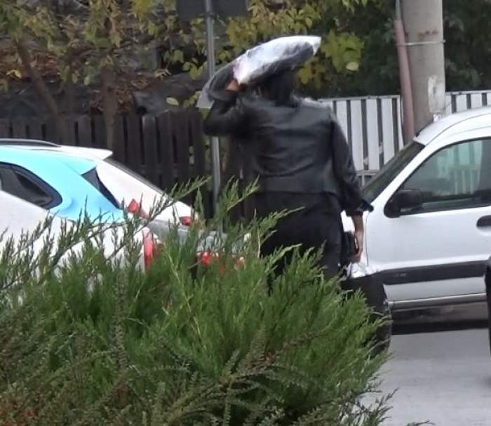 Cristina Neagu surprinsă cu pernă în cap pentru a se proteja de ploaie