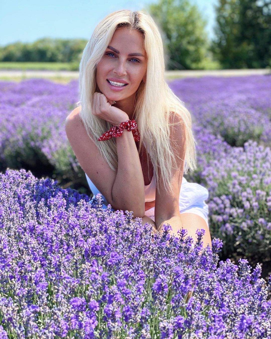 Andreea Bănică s-a fotografiat în lanul de lavandă