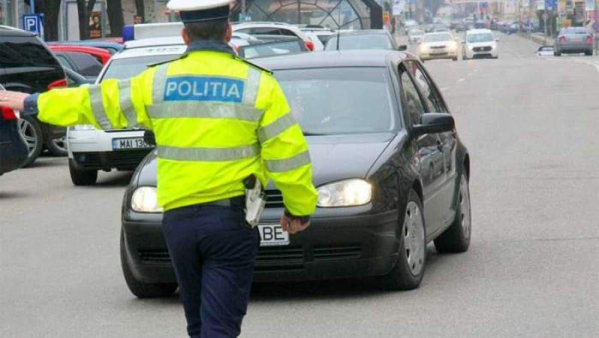 Un polițist oprește în trafic