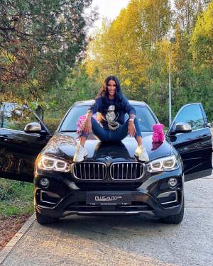 Daniela Crudu își etalează cu aroganță noua mașină. Ce bolid de lux și-a achiziționat acum fosta asistentă TV / FOTO