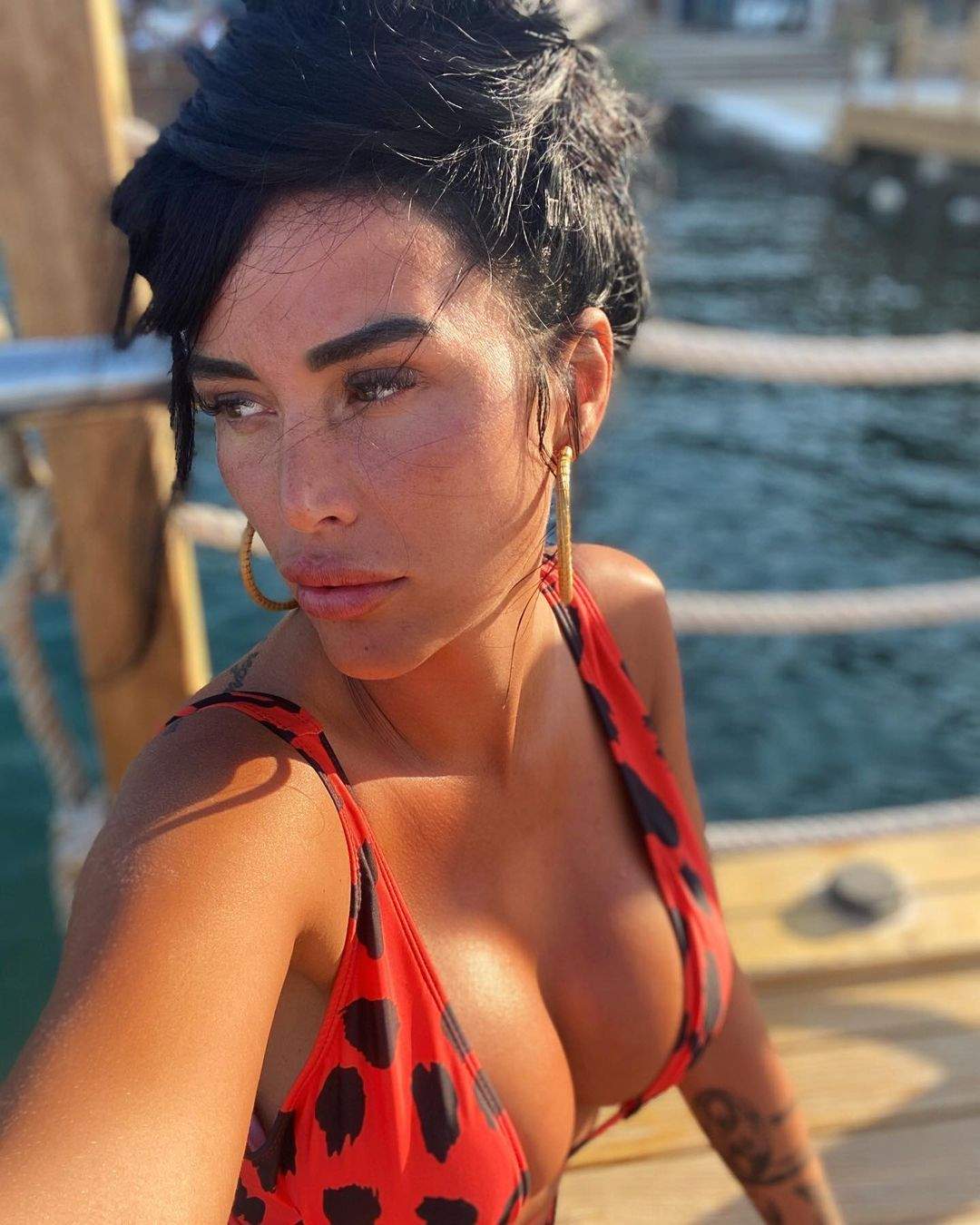 Daniela Crudu s-a fotografiat pe plajă, în costum de baie