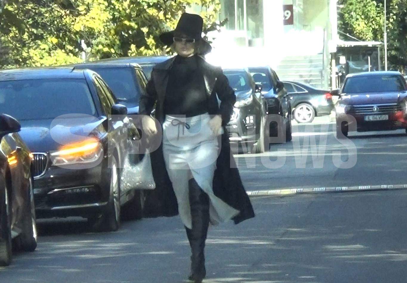 Lidia Buble într-o bluză transparentă pe stradă!