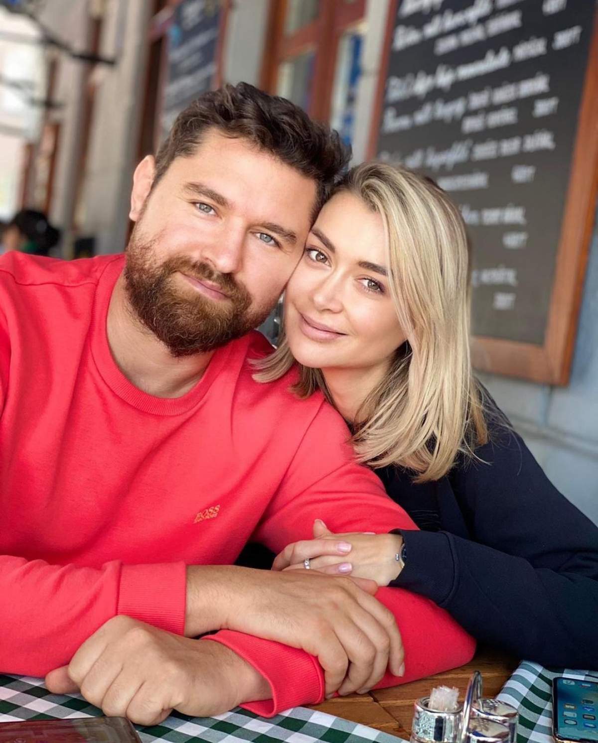 Denisa Tănase și iubitul s-au fotografiat la o terasă, zâmbitori și îmbrățișați