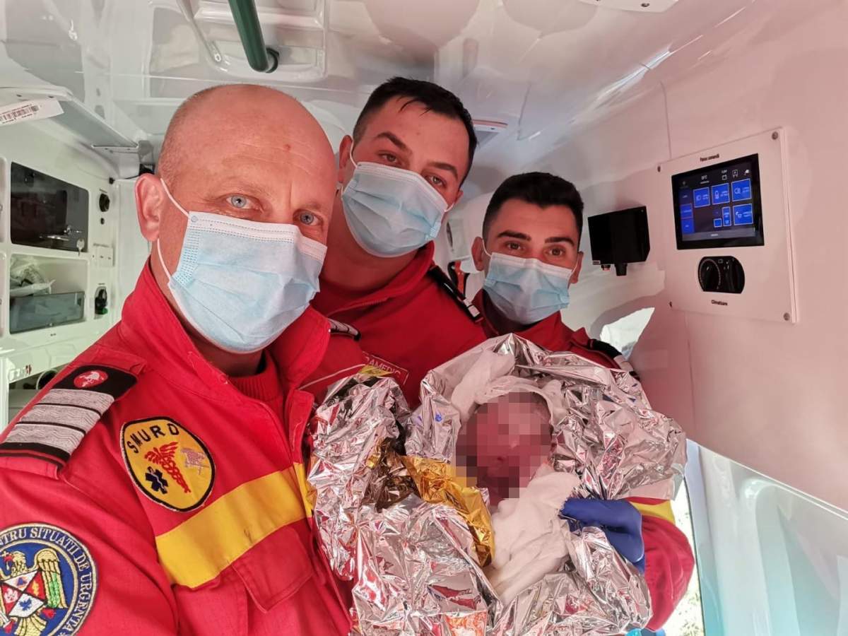 O femeie din Bistrița a dat naștere în ambulanță. Trei paramedici au fost moașe: „Nimic nu se compară cu misiunea de astăzi”