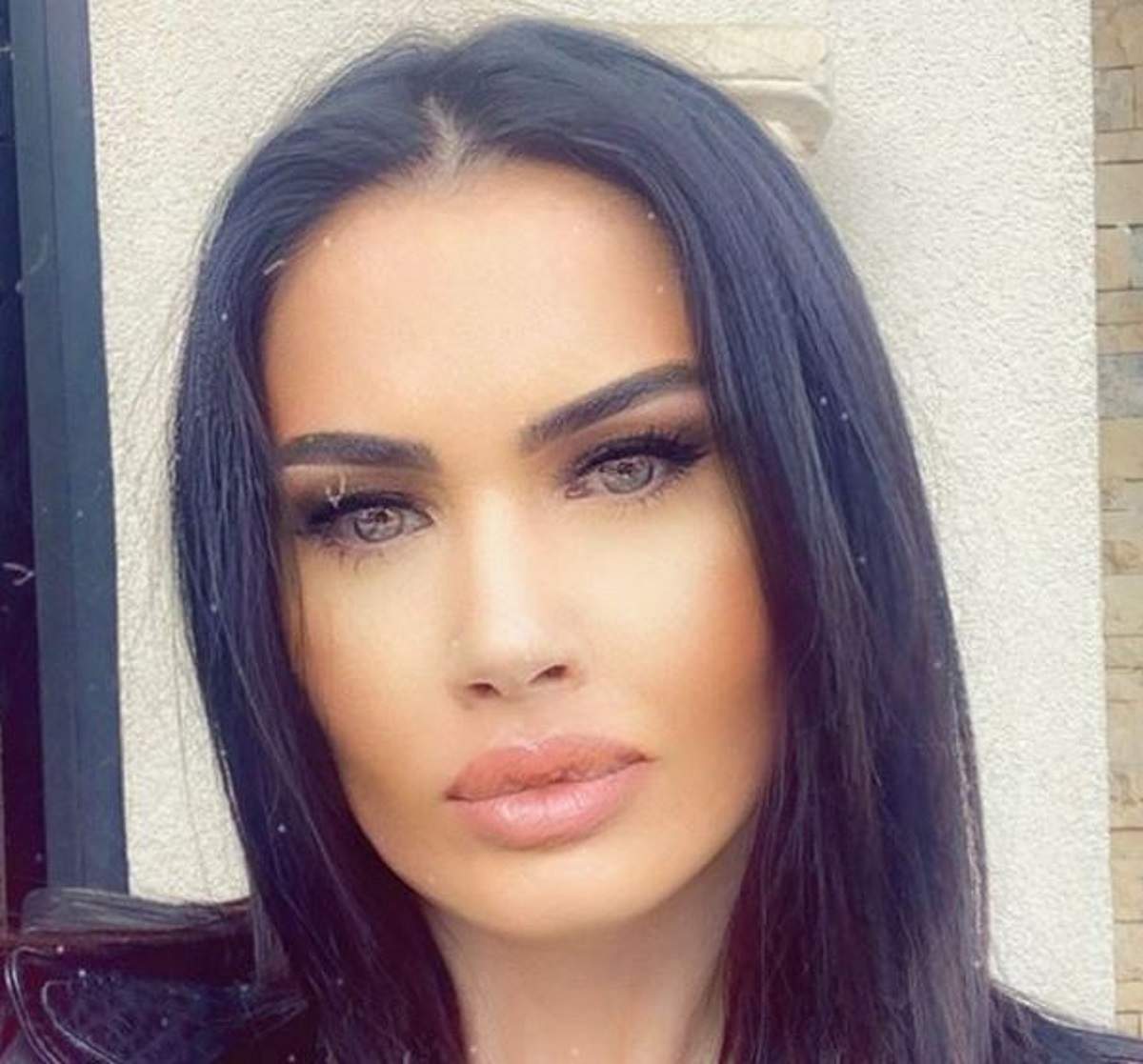 Oana Zăvoranu într-un selfie. Vedeta are părul drept, lăsat pe umeri și poartă o geacă din piele, de culoare neagră.