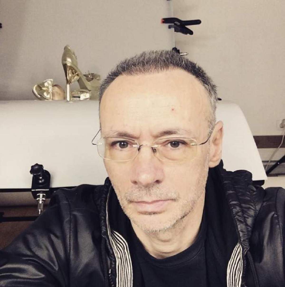 Mihai Albu poarta ochelari si hanorac negru