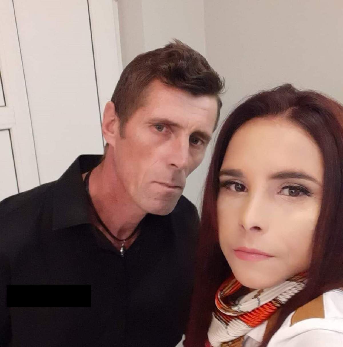 Alexandra și Ionuț Bodi într-un selfie. El poartă o cămașă neagră, iar ea e machiată