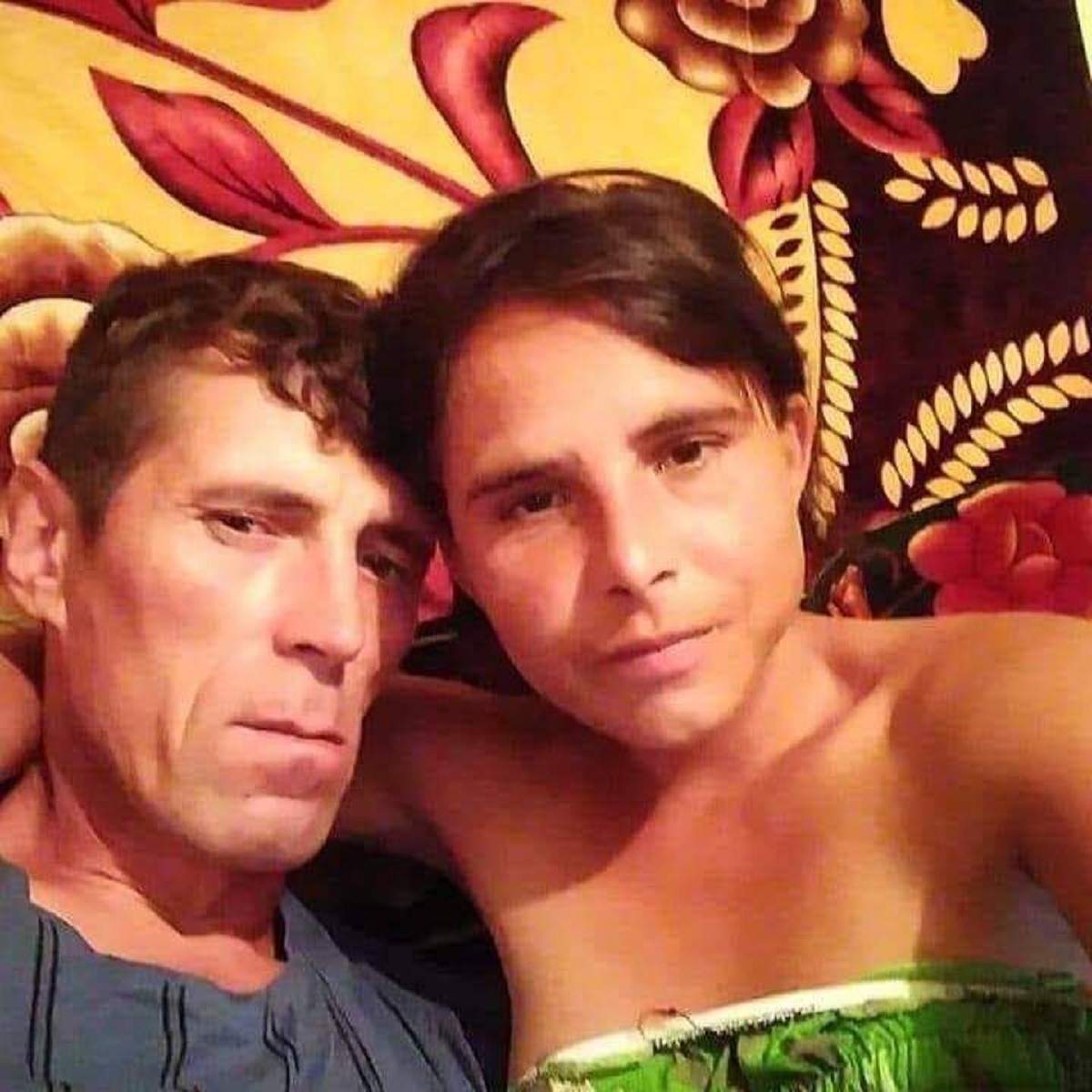 Alexandra și Ionuț Bodi într-un selfie. Cei doi stau întinși pe pat. Ea poartă o bluză verde, iar el una albastră.