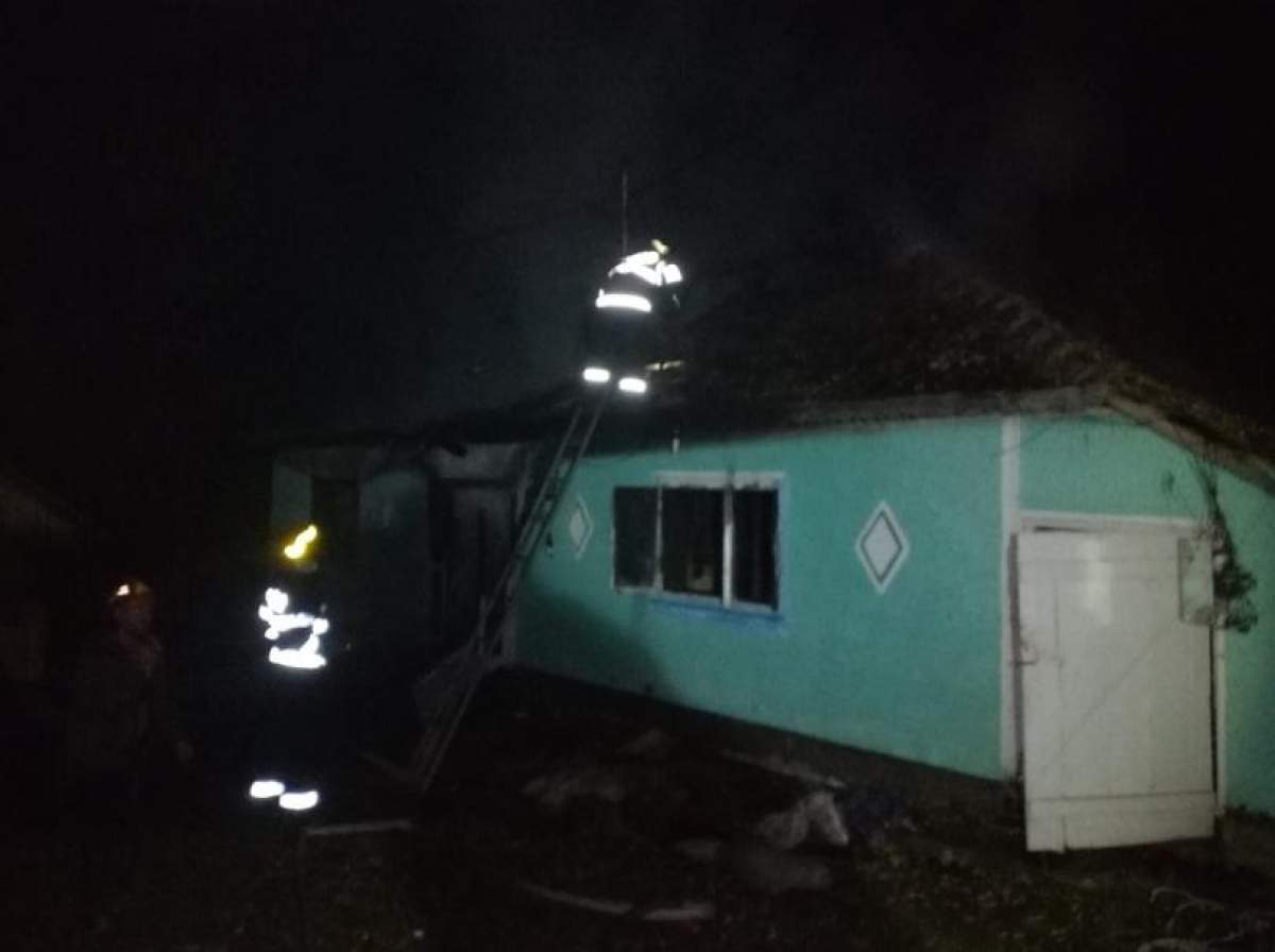 Casa unei familii din Botoșani, distrusă de flăcări, chiar înainte de Sărbători. De la ce a pornit incendiul