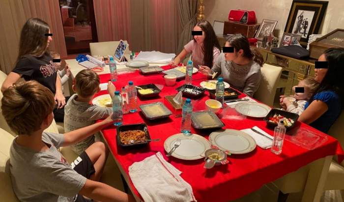 Copiii lui Cristi Borcea stau la masă și mănâncă