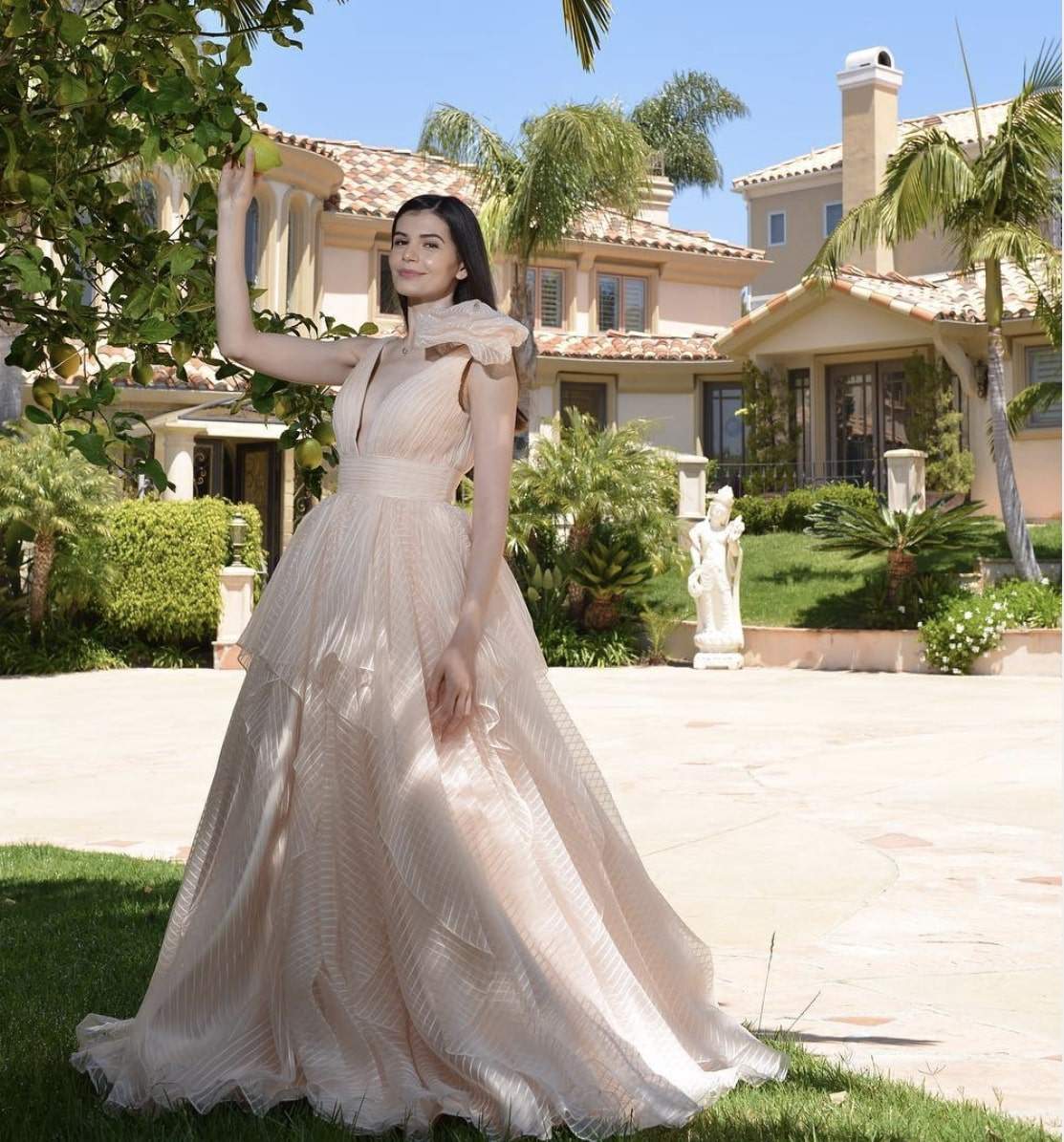 Monica Gabor poarta o rochie lunga la casa din Malibu
