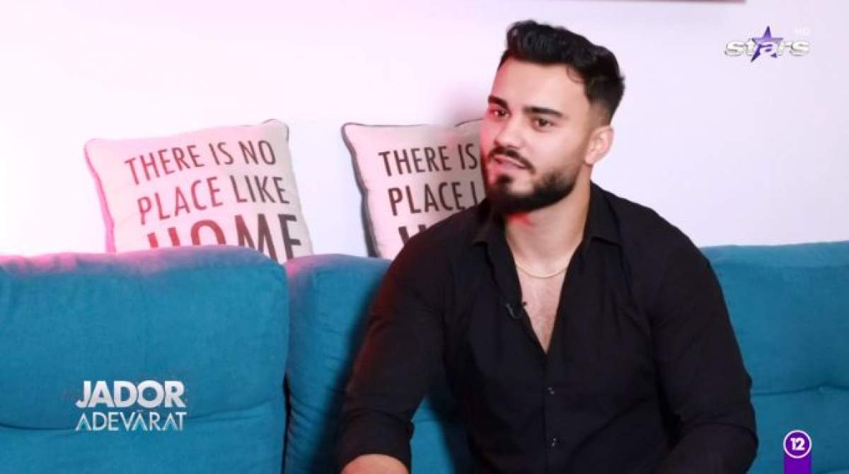 Jador a fost fotografiat pe canapea, în timpul unui interviu