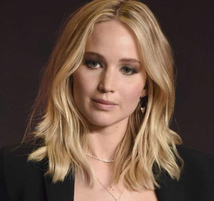 Jennifer Lawrence are parul desprins, este machiata natural si are haine negre