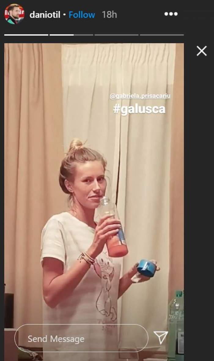 Gabriela Prisacariu are parul prins, bea dintr-o sticla si are un tricou alb pe ea