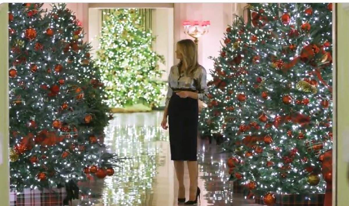 Melania Trump este pe holul dela Casa Alba, decorat cu brazi de Craciun