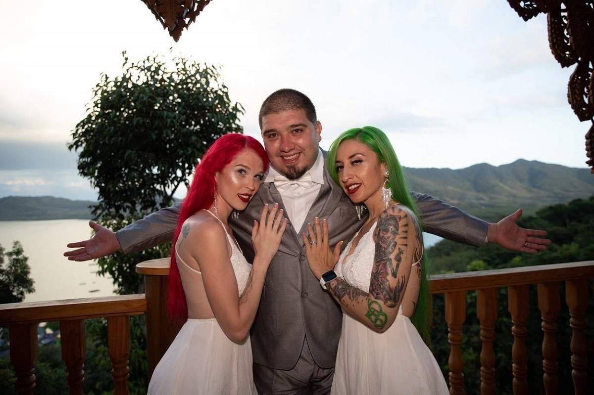 Jimmy Silva și cele două soții ale lui: ChaCha Sahagun și Summer Pelletier. Femeile poartă rochii albe și îl țin în brațe, iar el un costum gri.