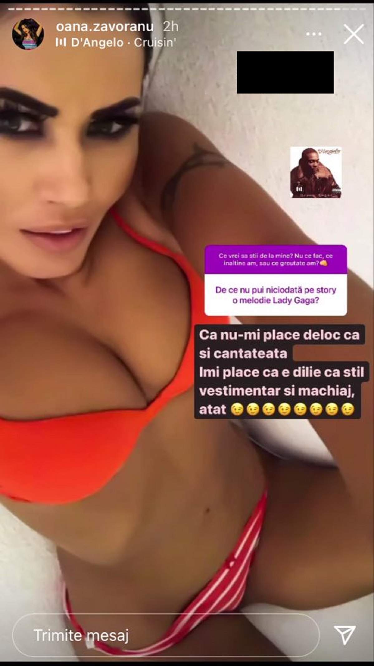 Oana Zăvoranu se află în pat. Soția lui Alex Ashraf e îmbrcată doar în lenjerie intimă, una de culoare roșie.