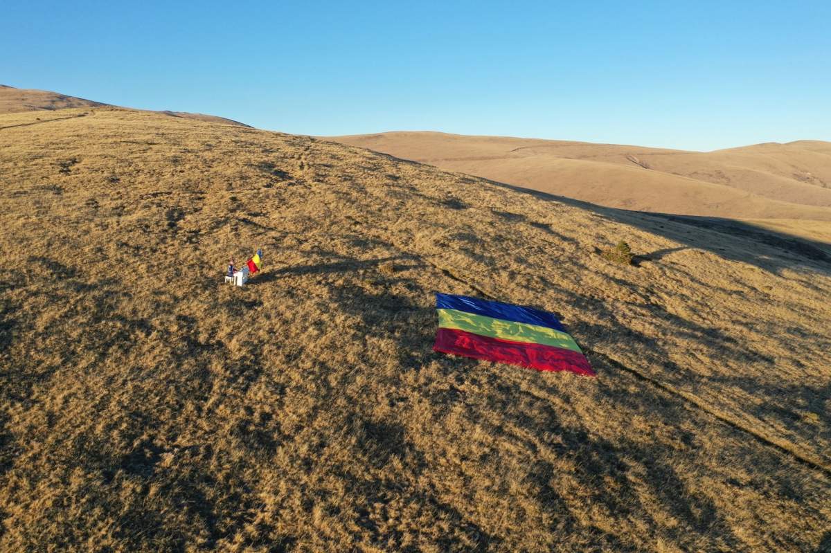 Un jandarm a cântat Imnul României la pian, pe vârf de munte. „Mi-am dorit un mesaj adaptat vremurilor pe care le trăim” / VIDEO