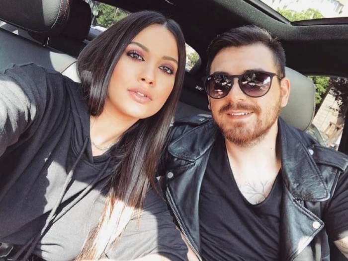 Betty și Cătălin Vișănescu se află în mașină. Cei doi soți își fac un selfie și sunt îmbrăcați în negru.
