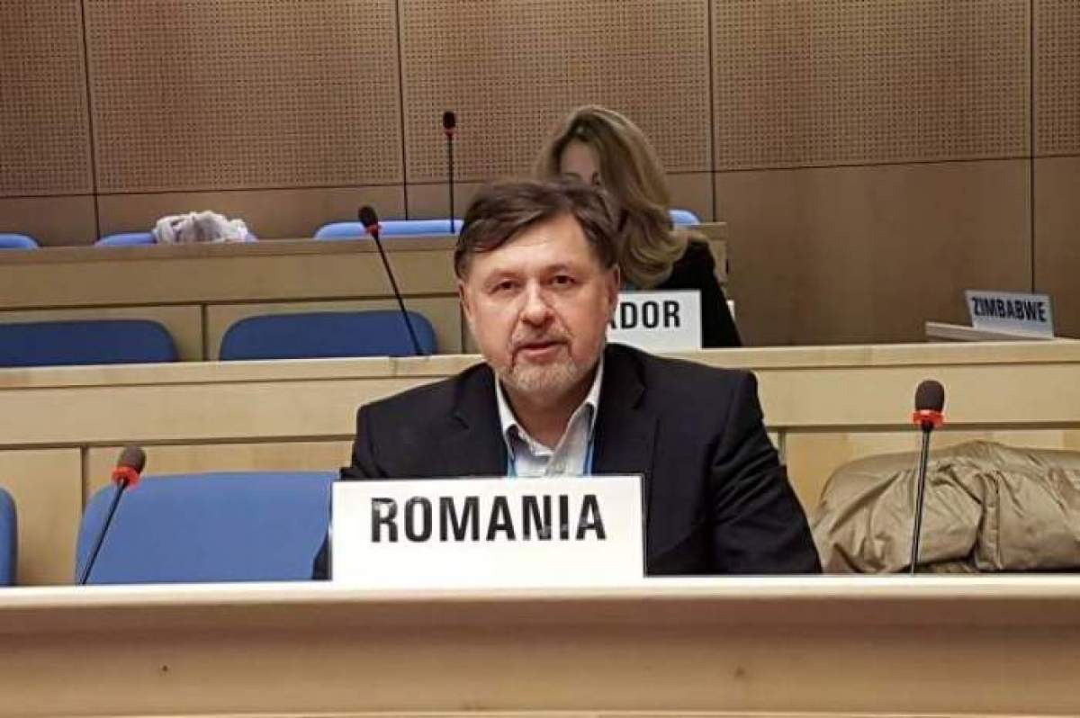 Alexandru Rafila este intr-o conferinta, poarta costum, sta la birou