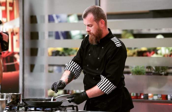 Foca gateste in bucataria Chefi la cutite