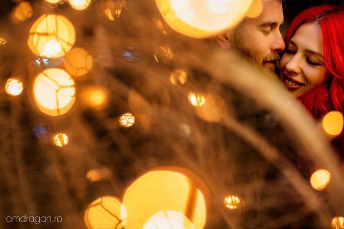 Foca isi tine sotia in brate, zambesc amandoi