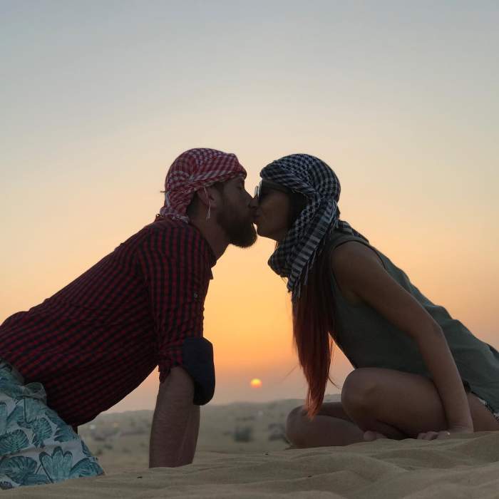 Foca si sotia lui se saruta in desert, la rasarit