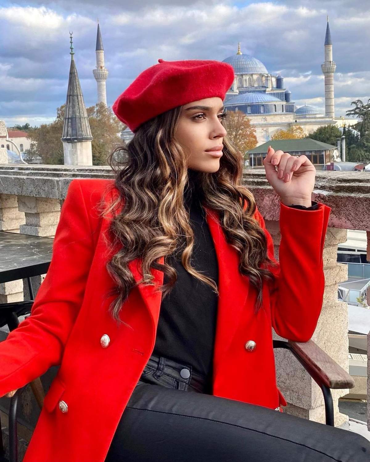 Karmen Simionescu s-a fotografiat în vacanță, într-o ținută roșu cu negru