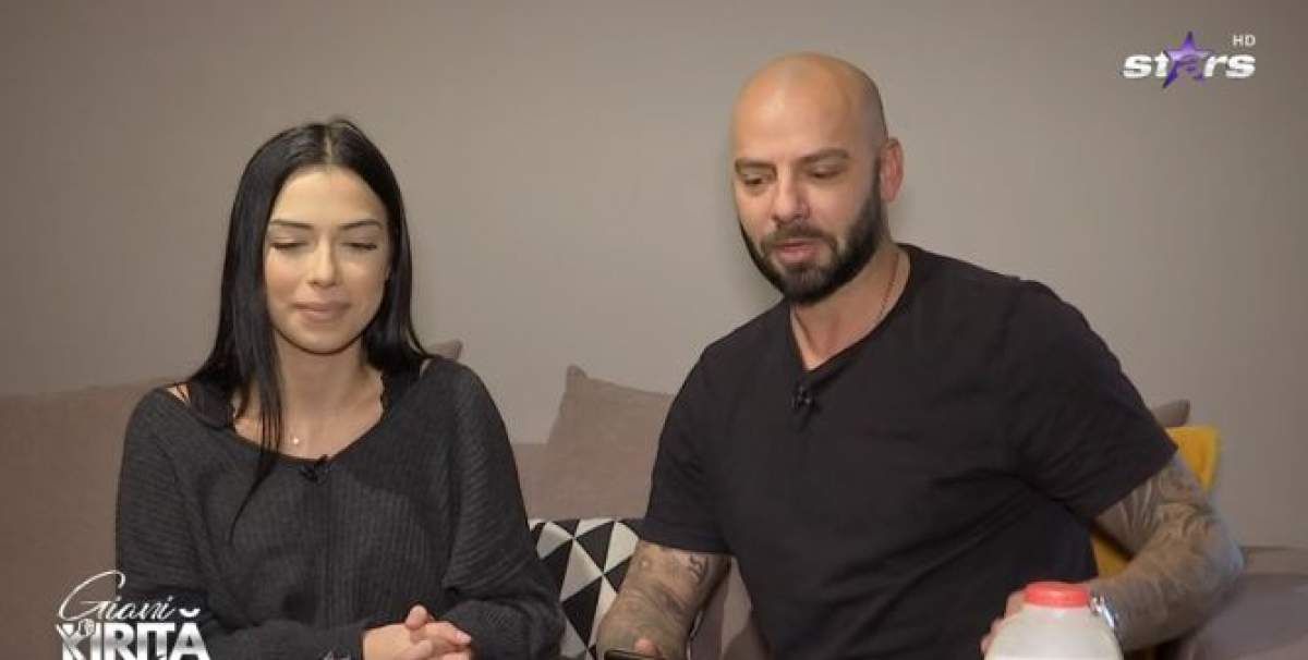 Giani și Roxana Kiriță, fotografiați stând pe canapea