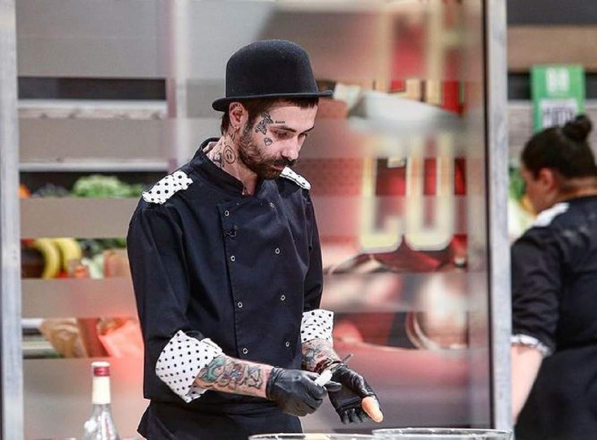 Kani se află la Chefi la Cuțite. Andrei Hîncu poartă uniformă neagră de bucătar și o pălărie în aceeași nuanță. Concurentul gătește.