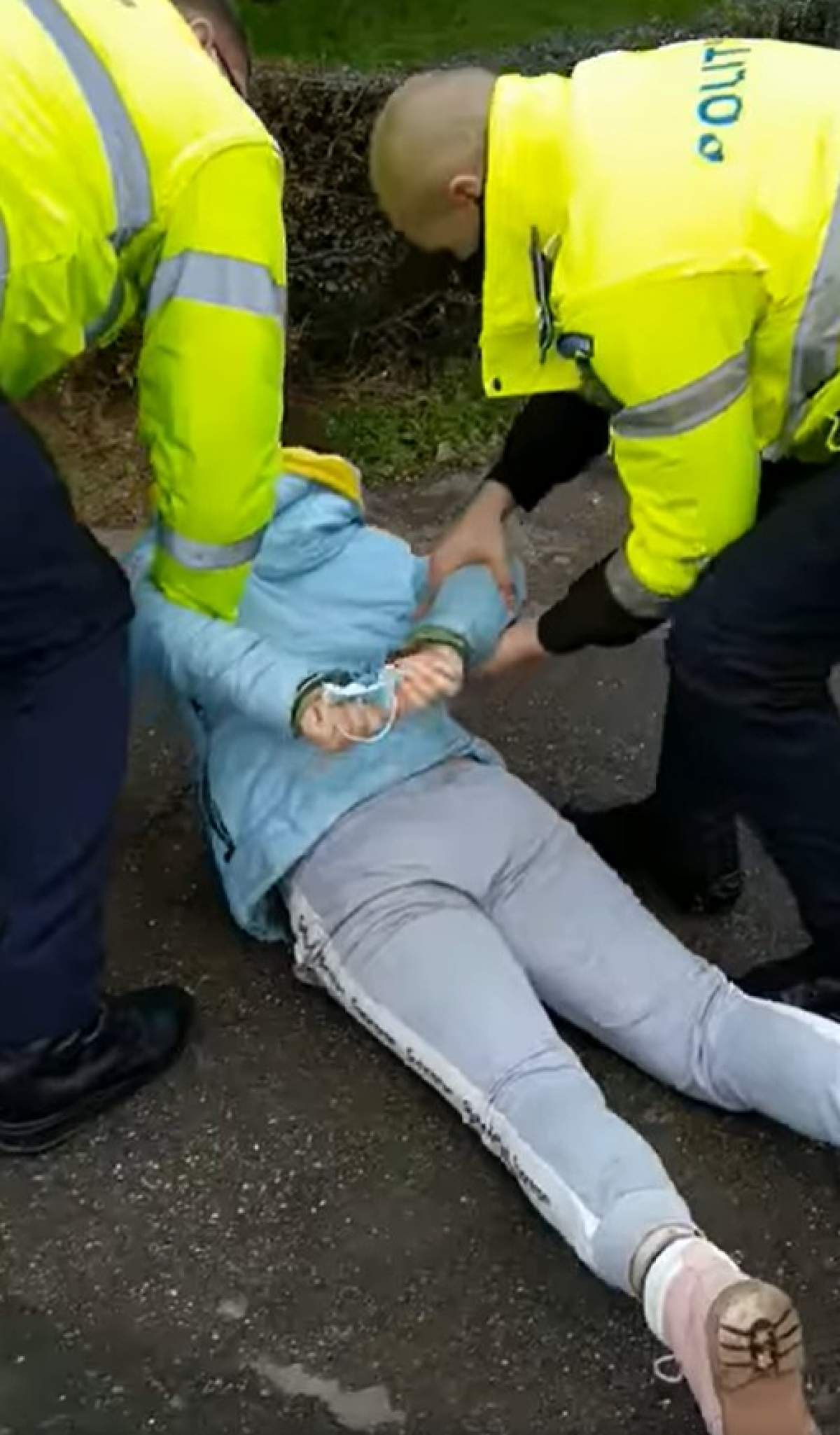Captura video femeie imobilizată de poliție