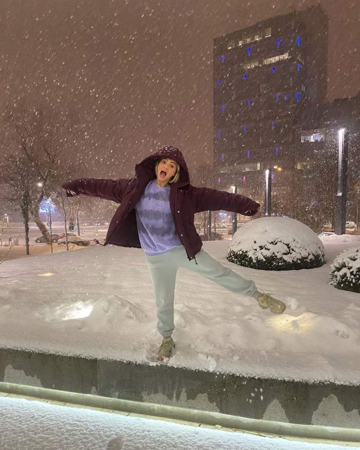 Alexandra Stan s-a pozat fericită în zăpadă