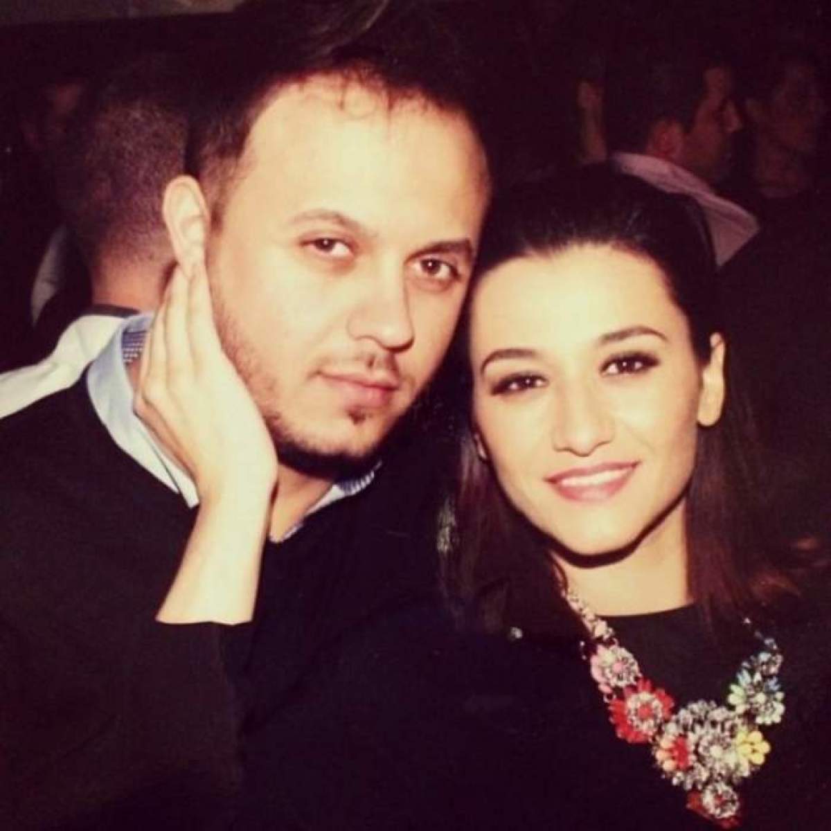 Gabi Bădălău și Claudia Pătrășcanu, îmbrăcați în negru, s-au fotografiat fericiți, la club
