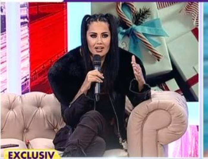Oana Zăvoranu, îmbrăcată în negru pe canapeaua ”Showbiz Report”