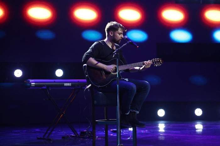 Adrian Petrache pe scena X Factor.