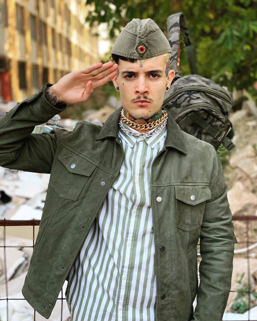 Zanni îmbrăcat în militar.