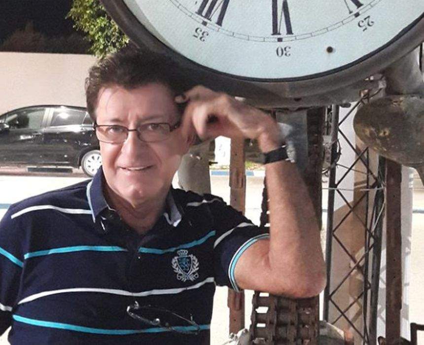 Gabriel Dorobanțu lângă un ceas