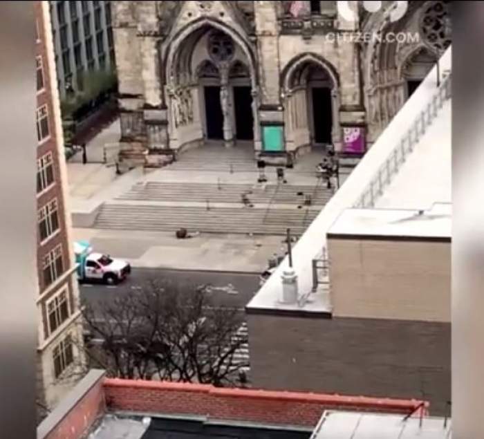 Politistii sunt pe treptele bisericii din New York unde a avut loc atacul armat