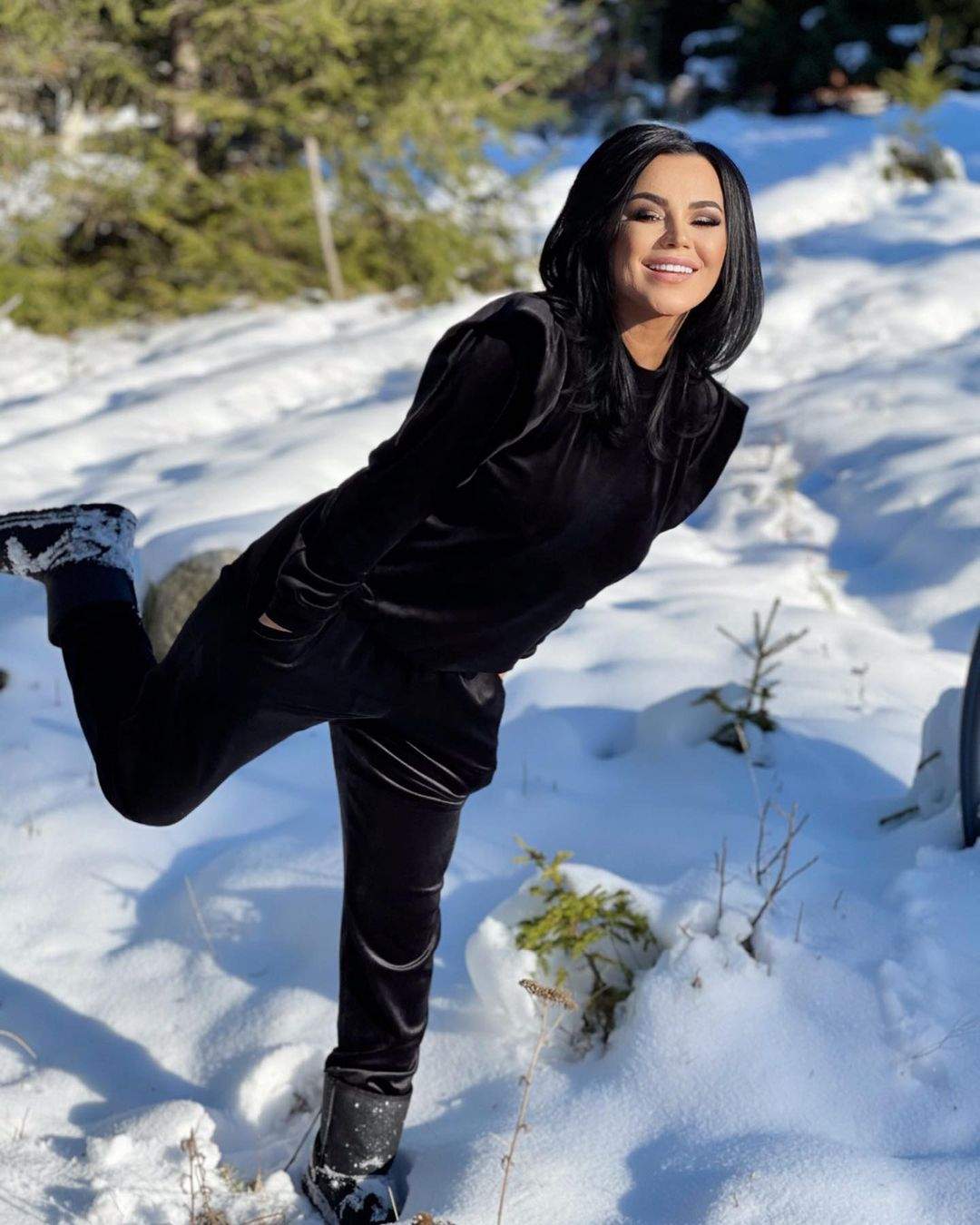 Carmen de la Sălciua în trening negru, în zapada.