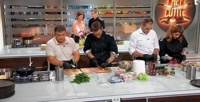 concurentii gatind la chefi la cutite