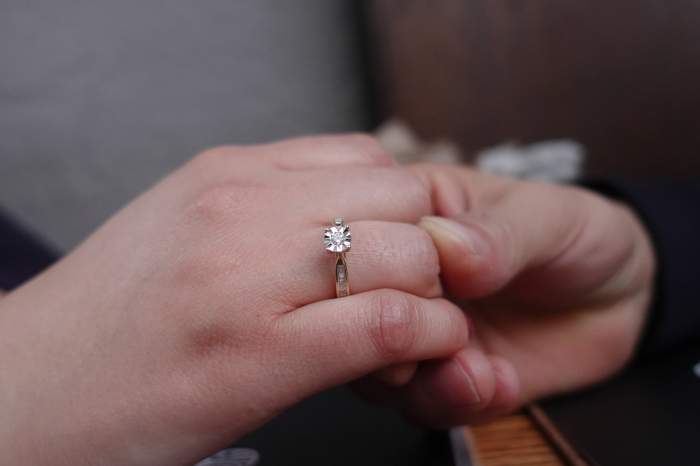 O tânără a refuzat să se mărite și i-a dat iubitului inelul de logodnă înapoi! Motivul pentru care mireasa a luat decizia este greu de crezut