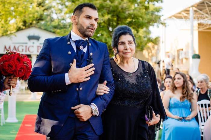 Florin Pastramă și mama sa, fotografiați de mână, îmbrăcați foarte elegant