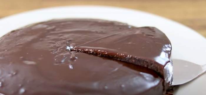 felie de tort de ciocolata.