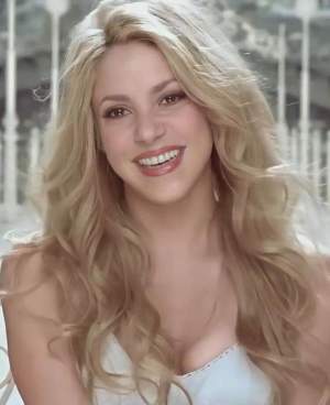 Shakira, apariție de infarct într-o rochie aurie! Cântăreața și-a etalat posteriorul în cea mai sexy ipostază / FOTO