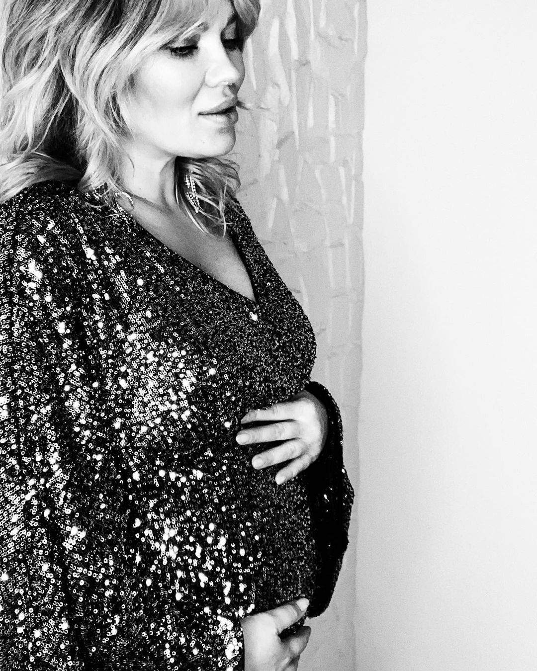 Gina Pistol gravid, în rochie neagră cu paiete.