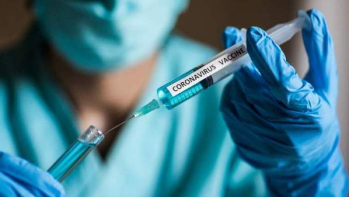 Reacția unui medic român după ce s-a vaccinat împotriva noului coronavirus! Doza i-a fost administrată în Marea Britanie!