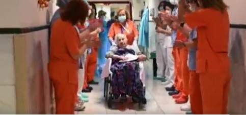 Pacientă de 104 ani, vindecată de COVID-19! Femeia a ieșit din spital în aplauze / VIDEO