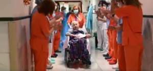Pacientă de 104 ani, vindecată de COVID-19! Femeia a ieșit din spital în aplauze / VIDEO