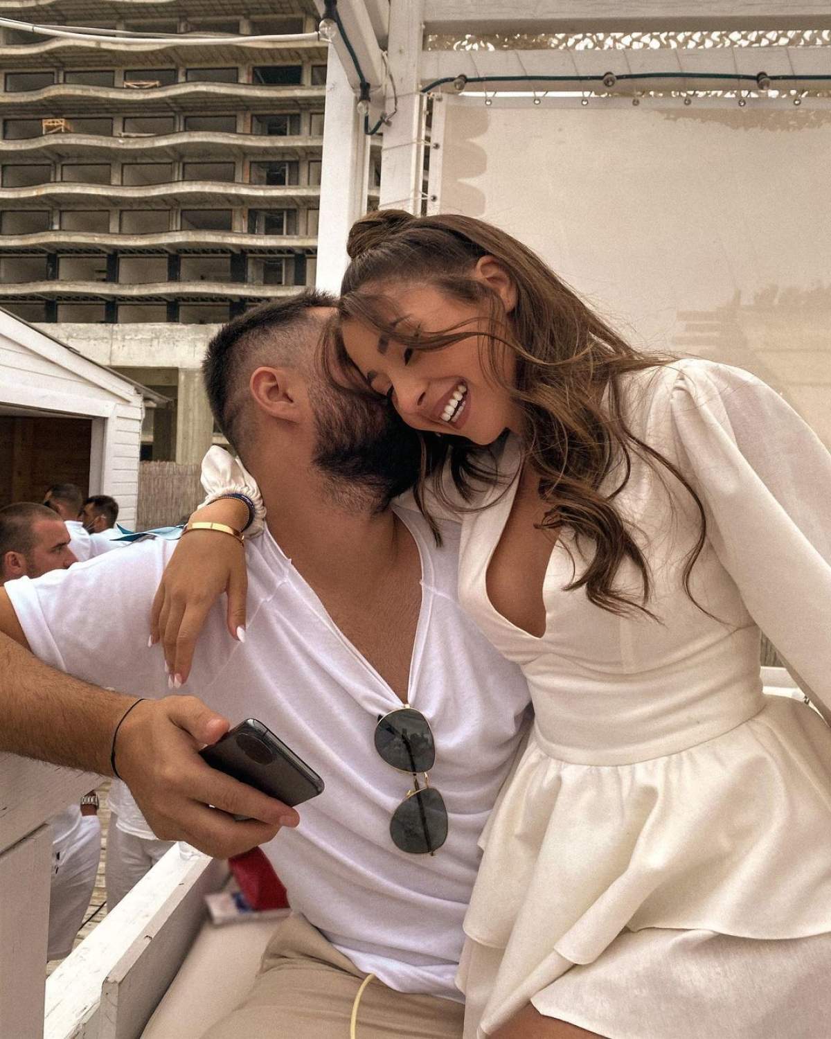 Nicole Cherry își dorește doi copii Nicole Cherry s-a fotografiat în brațele iubitului, zâmbitoare, ambii îmbrăcați în alb